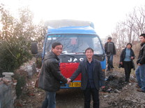 2009年2月9日，集团向河南光山县、潢川县赠送优质桃树苗
