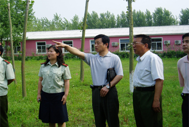 2006年，湖北省国防教育办公室刘主任考察指导工作